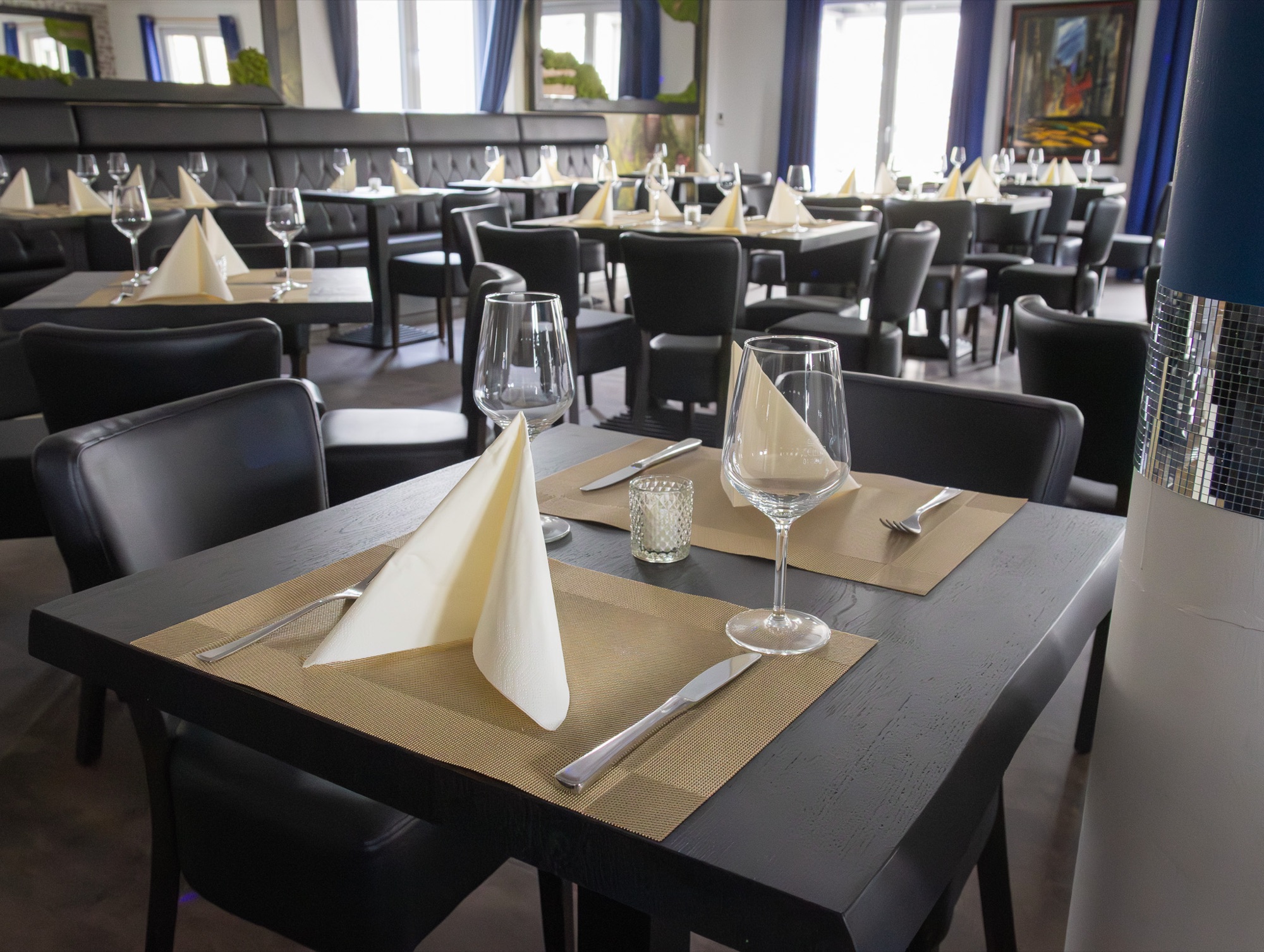 Elegant eingedeckter Tisch für ein Jubiläum im Küstenklub