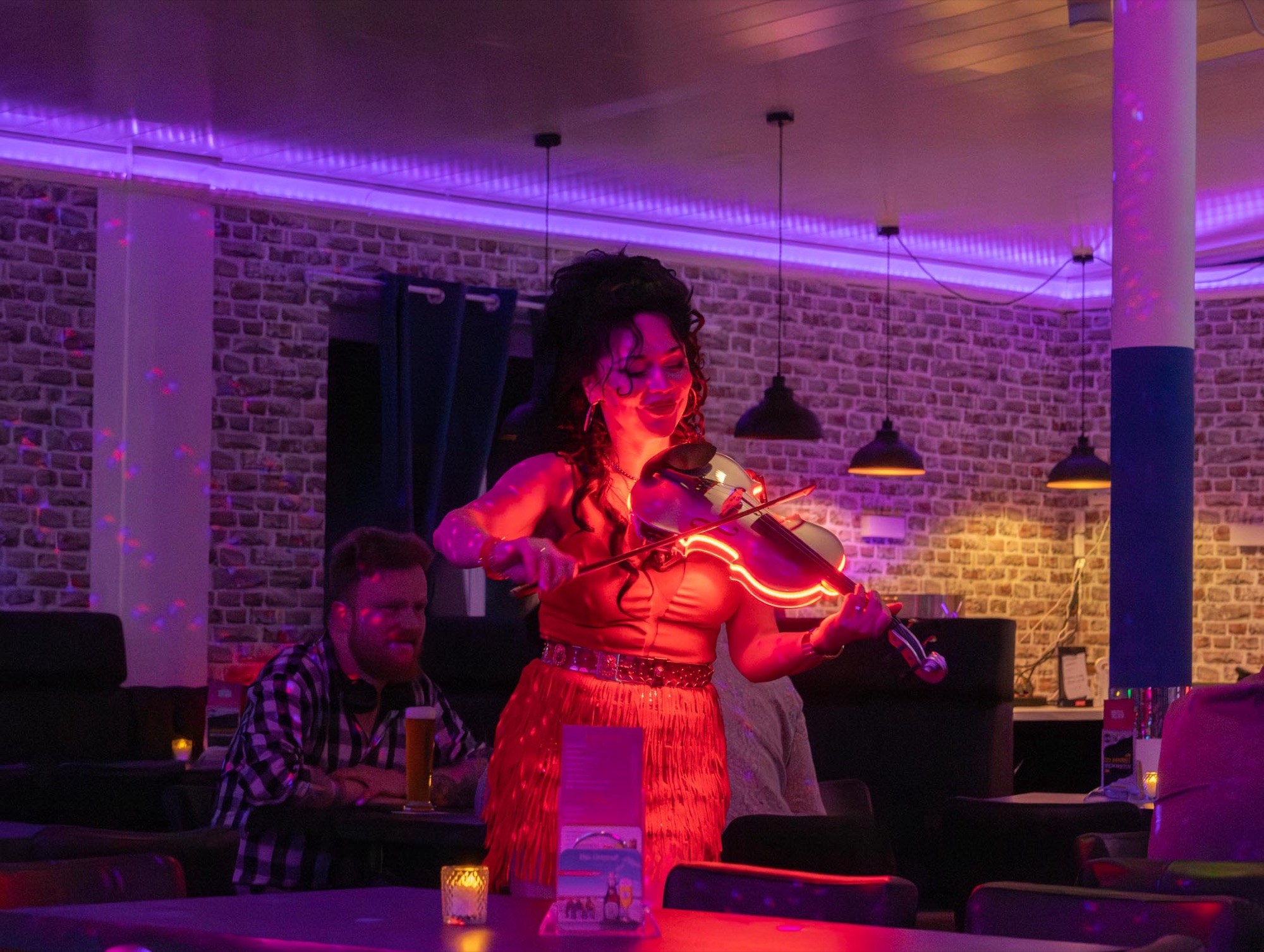 Live-Musik sorgt für Stimmung bei einer Geburtstagsfeier im Küstenklub