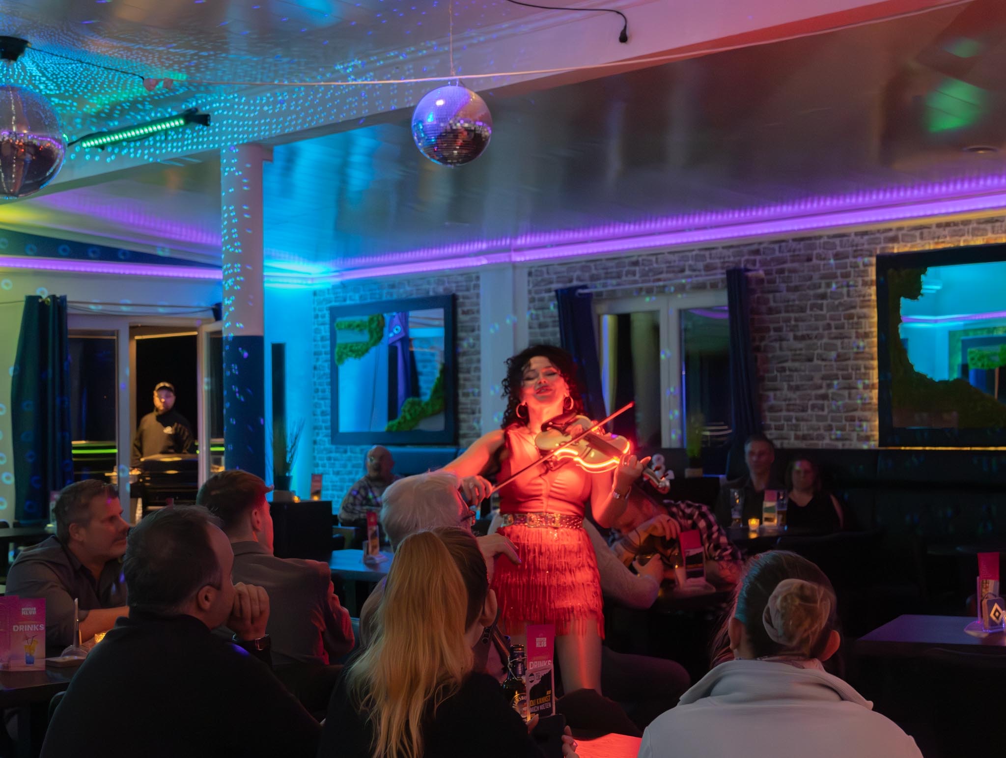 Live-Auftritt im Küstenklub, Gäste feiern bei Discolicht