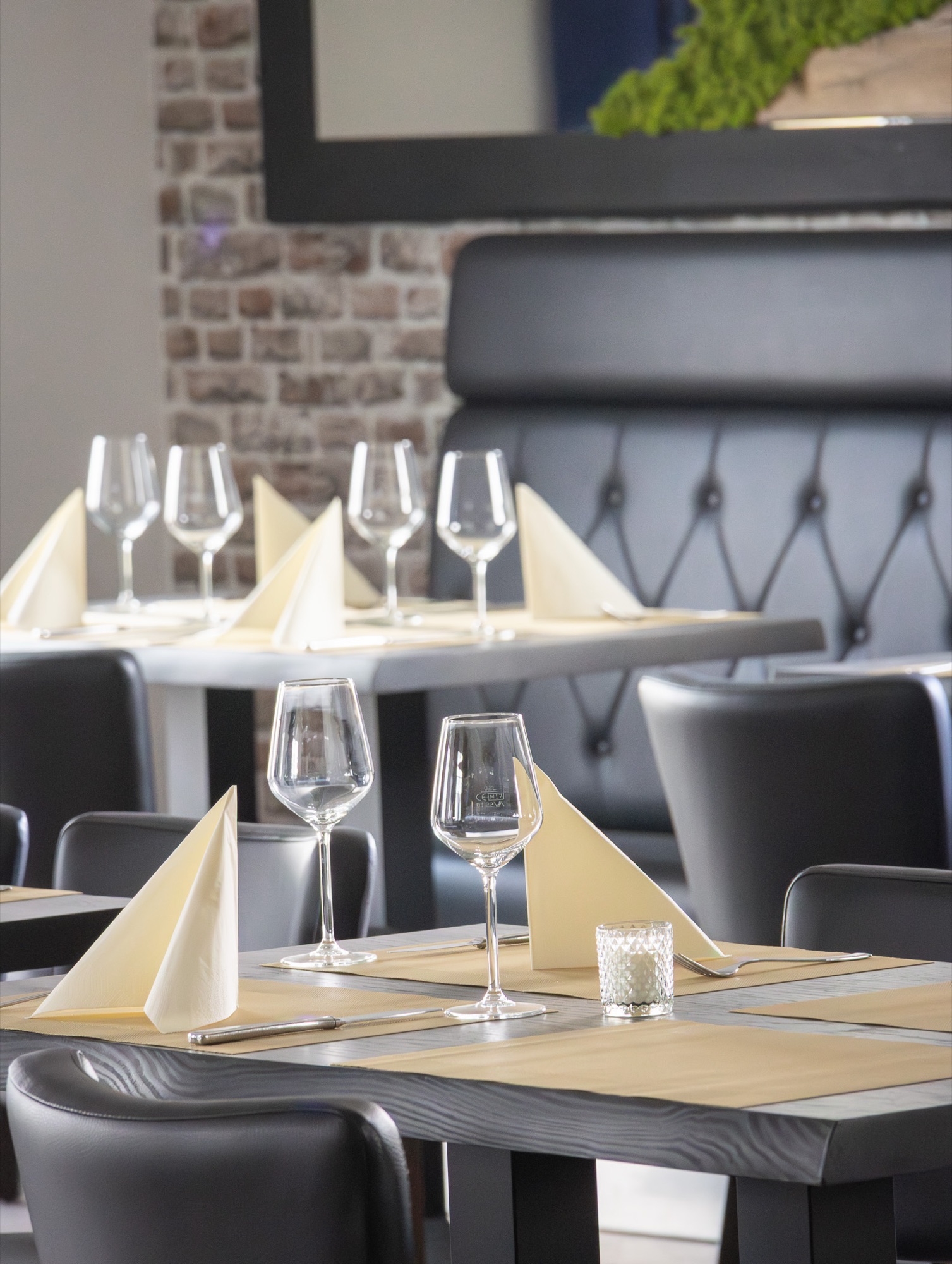 Elegant gedeckte Tafel für eine Hochzeitsfeier im Küstenklub