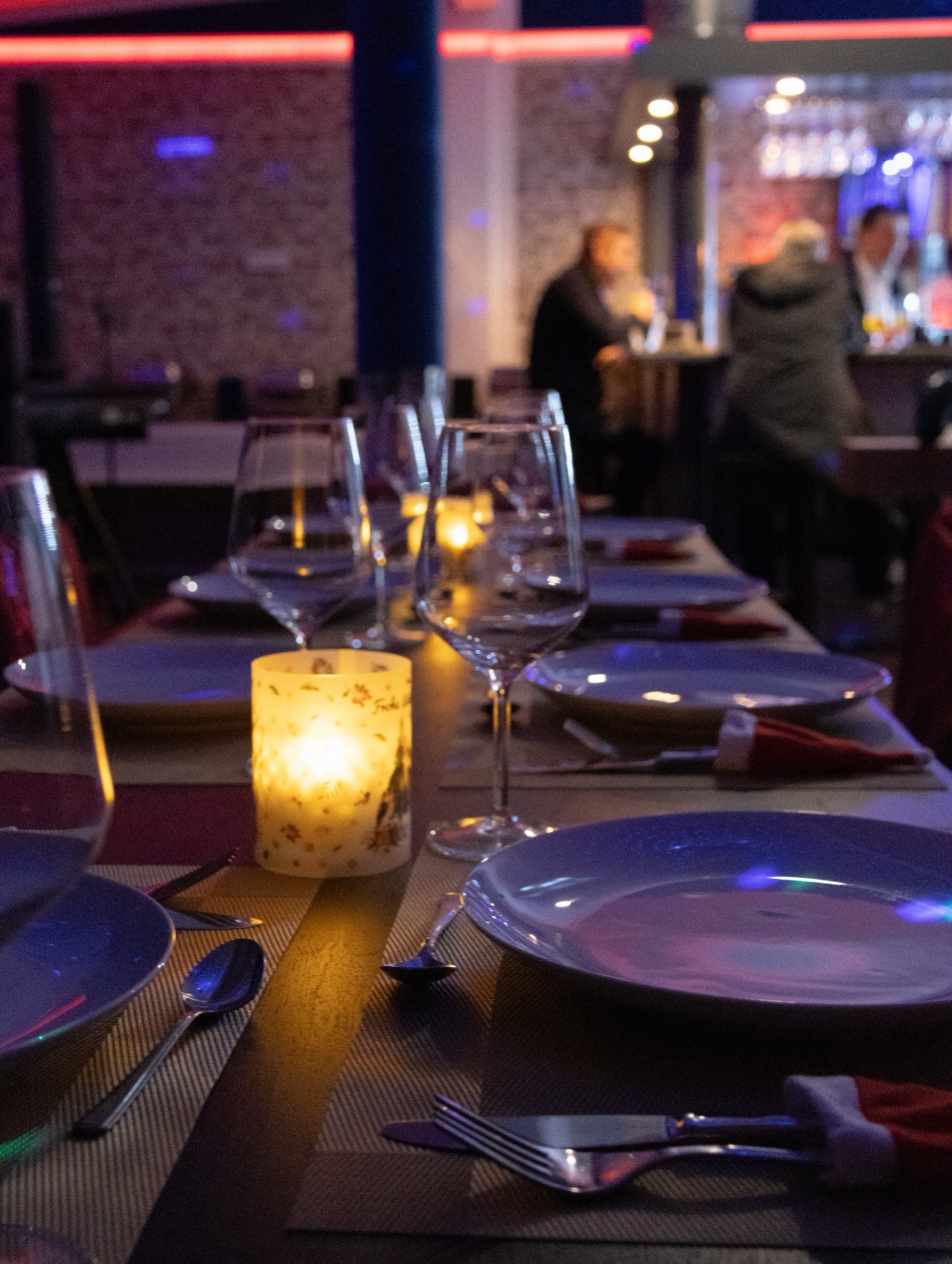 Festlich gedeckter Tisch mit Kerzenlicht im Küstenklub