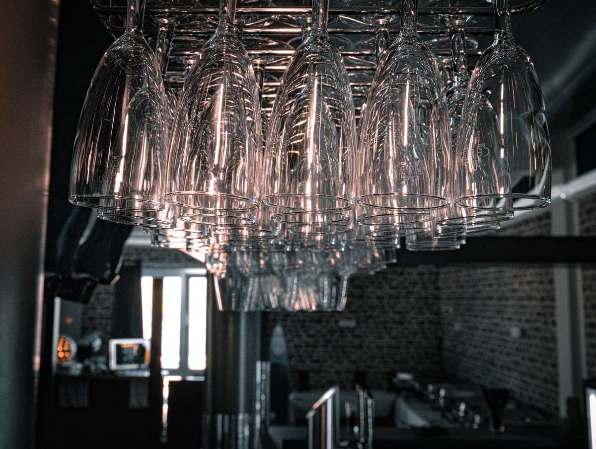 Bar mit Flaschen und Barkeeper im Küstenklub