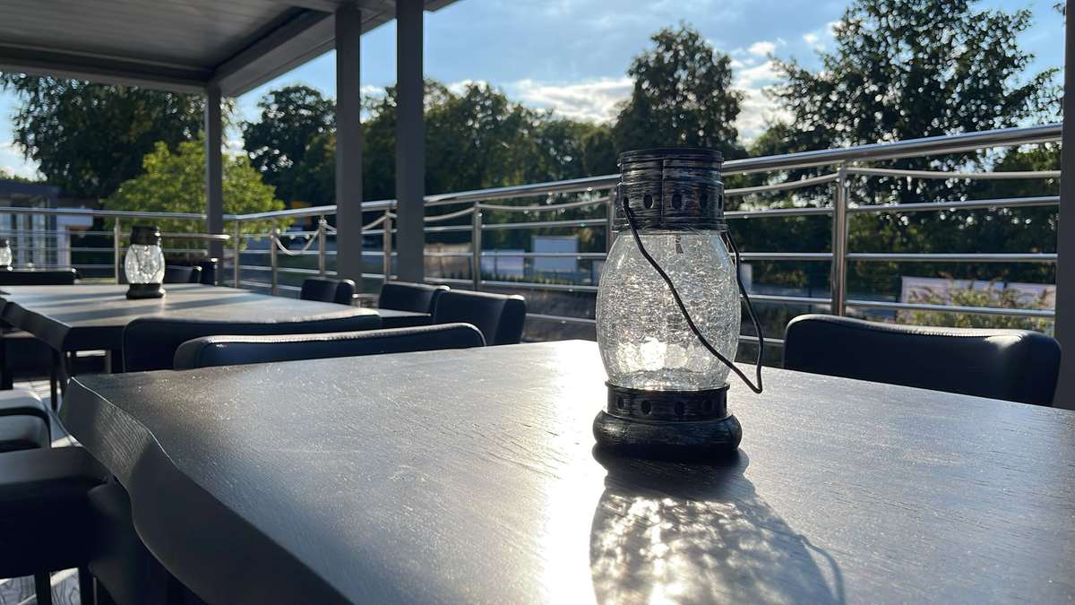 Lounge-Sitzecke mit gedämpftem Licht im Küstenklub