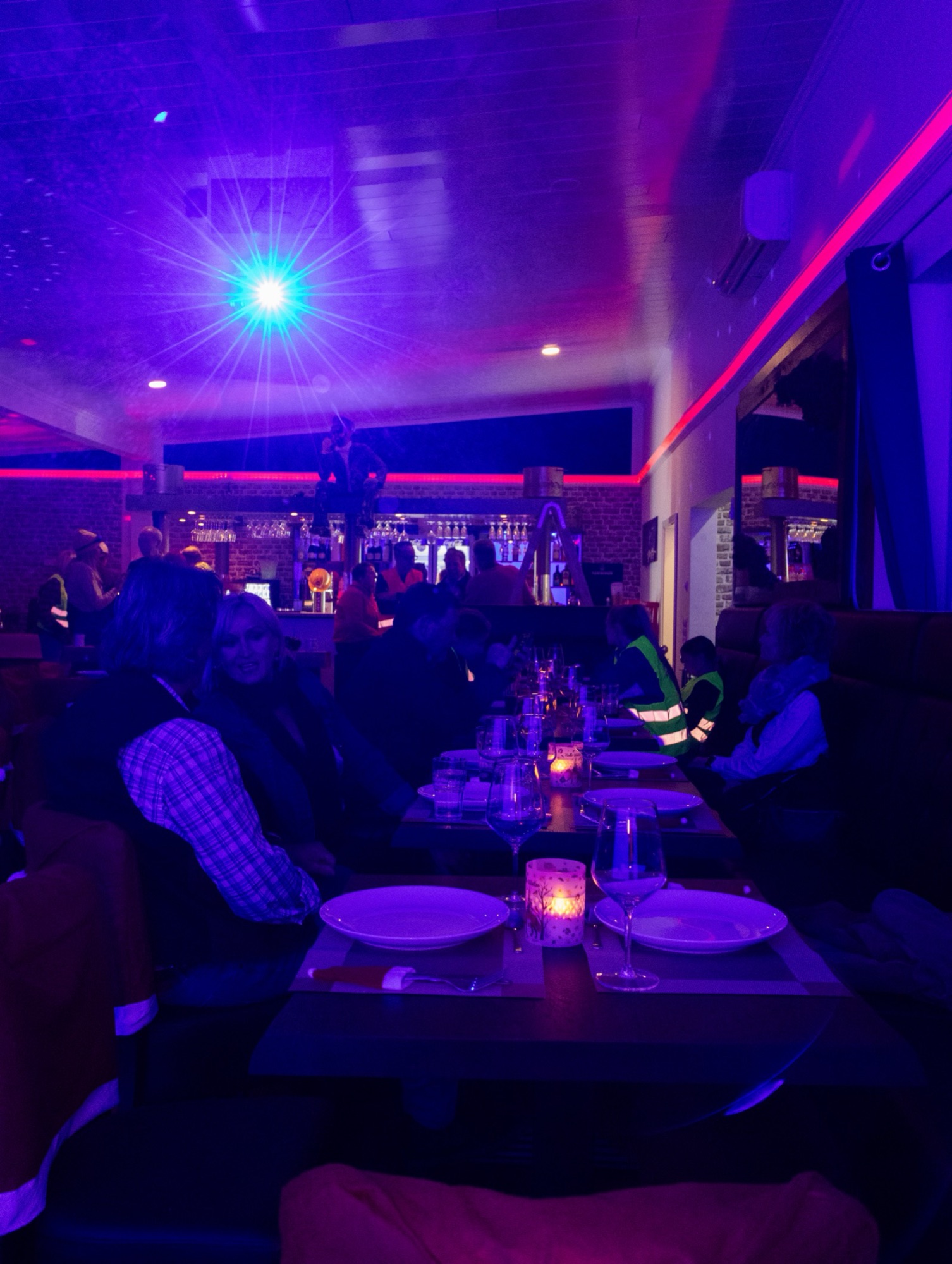 Tanzfläche mit farbiger Lichttechnik im Küstenklub