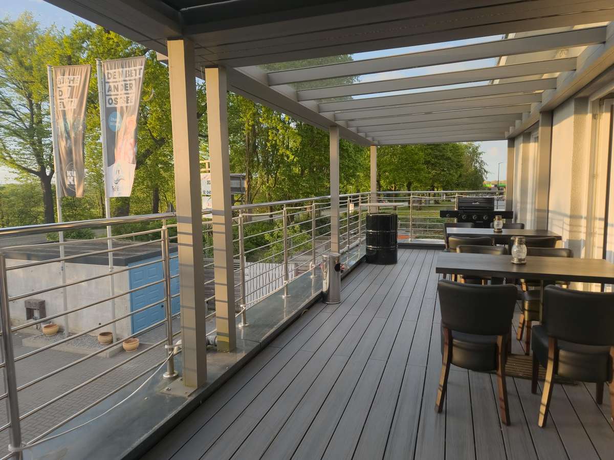 Terrasse mit Sitzgruppen bei Abendlicht