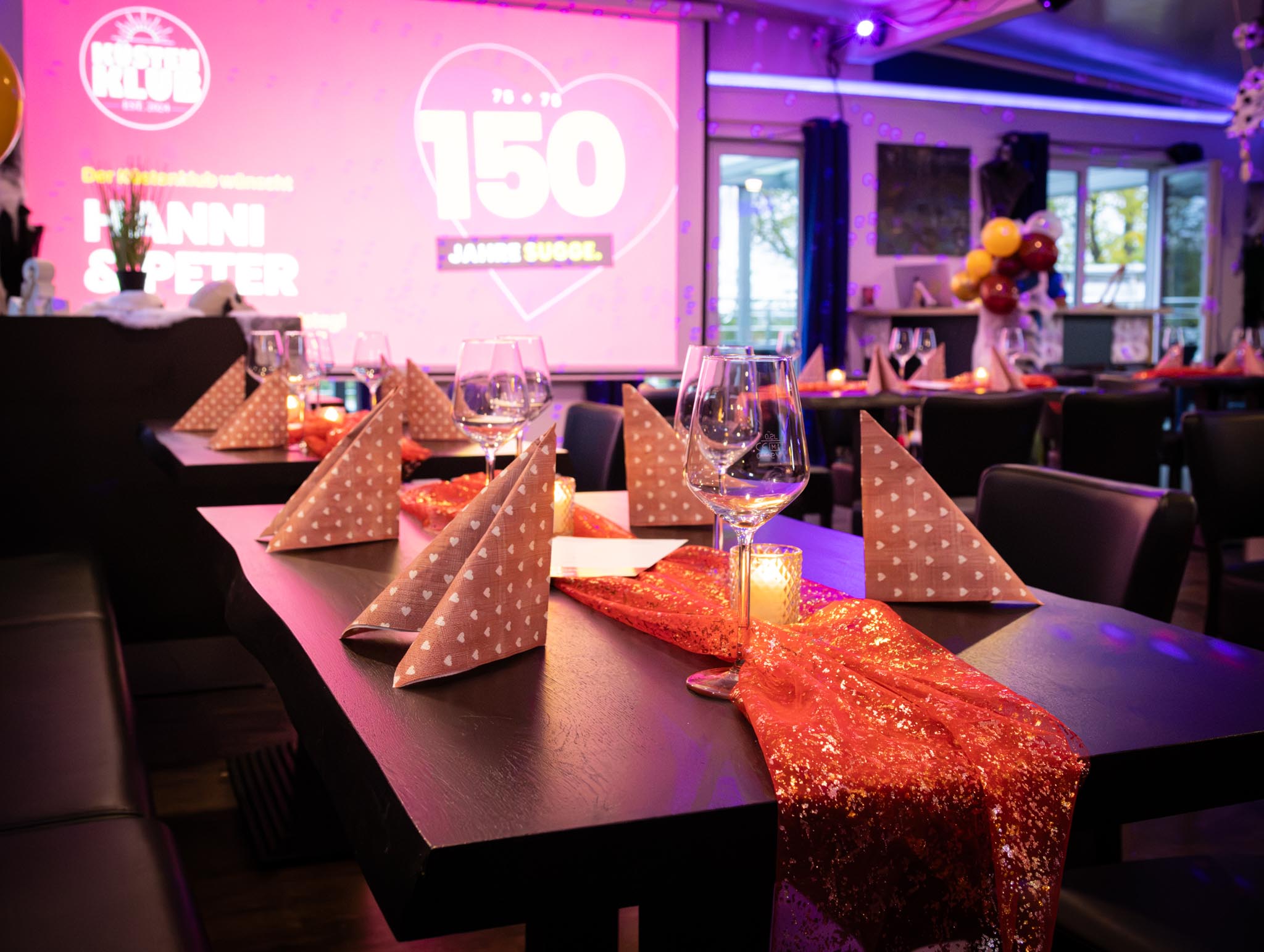 Festtafel mit Leinwand-Begrüßung für die Gäste