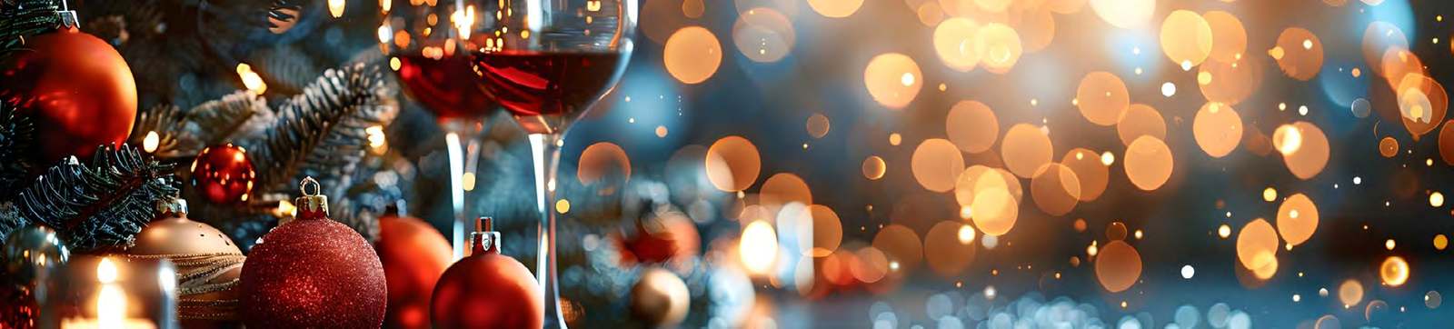 Weihnachtliche Dekoration mit Sektgläsern und Lichterglanz